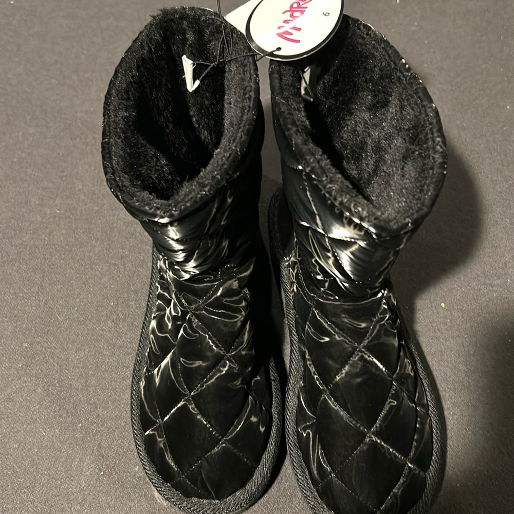 Black boots with faux fur inside